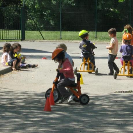 A l'accueil de loisirs Chartreuse, les enfants en vélo.