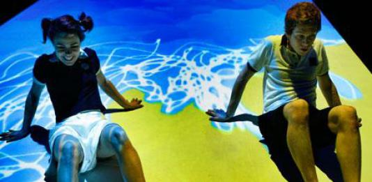 Deux comédiens sur fond de peinture bleu et jaune