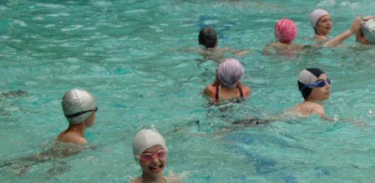 Les enfants au cours de la séance de natation