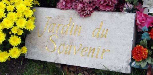 Plaque du jardin du souvenir avec des fleurs