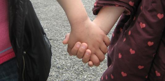 Enfants main dans la main